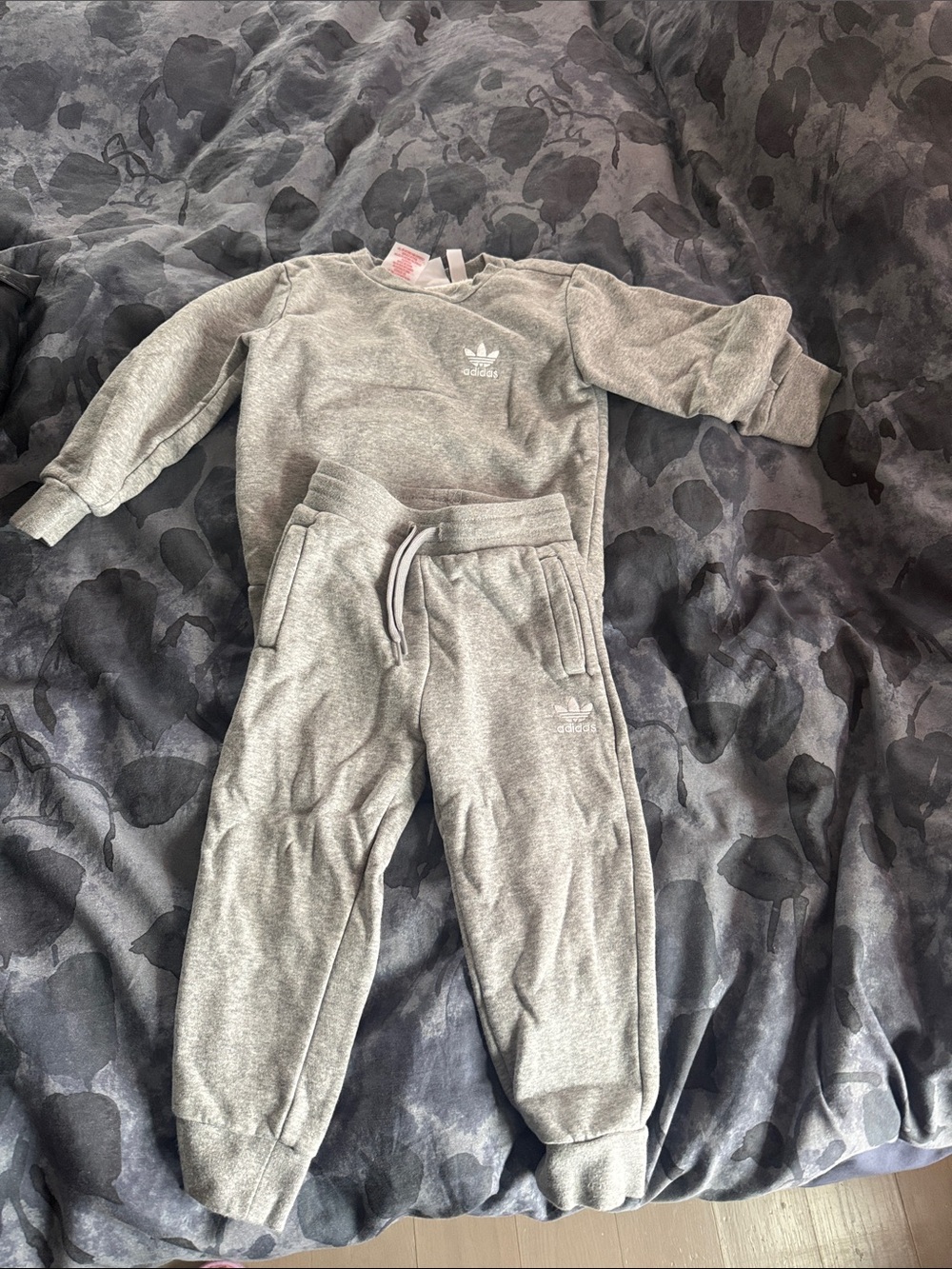 adidas Kids Grey Sweatpants & Top Set - Light Gray Cozy Joggers size 2-3